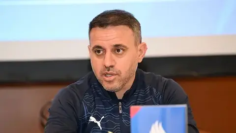 Ayxan Abbasov və İlqar Qurbanov stadionda U-21 oyunu izləyərkən