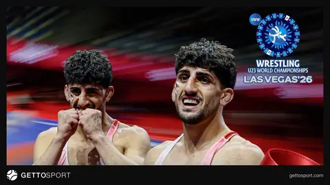 Madalyalarını alan Azat Sarıyar ve İbrahim Özdemir, podiumda