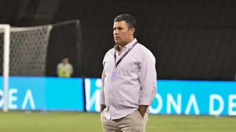 Azər Bağırov sərt üz ifadəsi ilə məşq zamanı futbolçularla söhbət edir