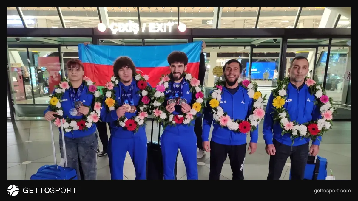 Medallı Azərbaycan ağırlıqqaldıranları hava limanında təntənəli qarşılanma