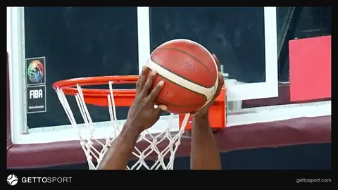Basketbol topu və arenası, komandaların adlarını göstərən siyahı