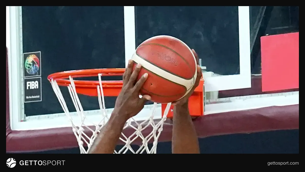 Basketbol topu və arenası, komandaların adlarını göstərən siyahı