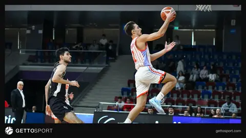 Milli Gimnastika Arenasında basketbol matçı və oyunçuların start vəziyyəti