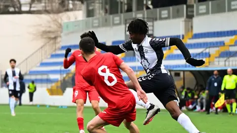 Futbol matçı, hakimin fit çalması və oyunçular meydanda