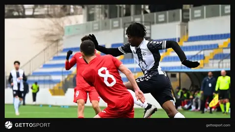 Futbol matçı, hakimin fit çalması və oyunçular meydanda