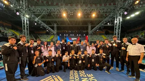 Azərbaycan boksçuları medalqabağında himn zamanı
