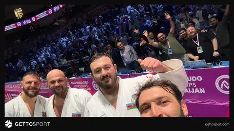 Medallı cüdoçular və Azərbaycan bayrağı çərçivəsində podium