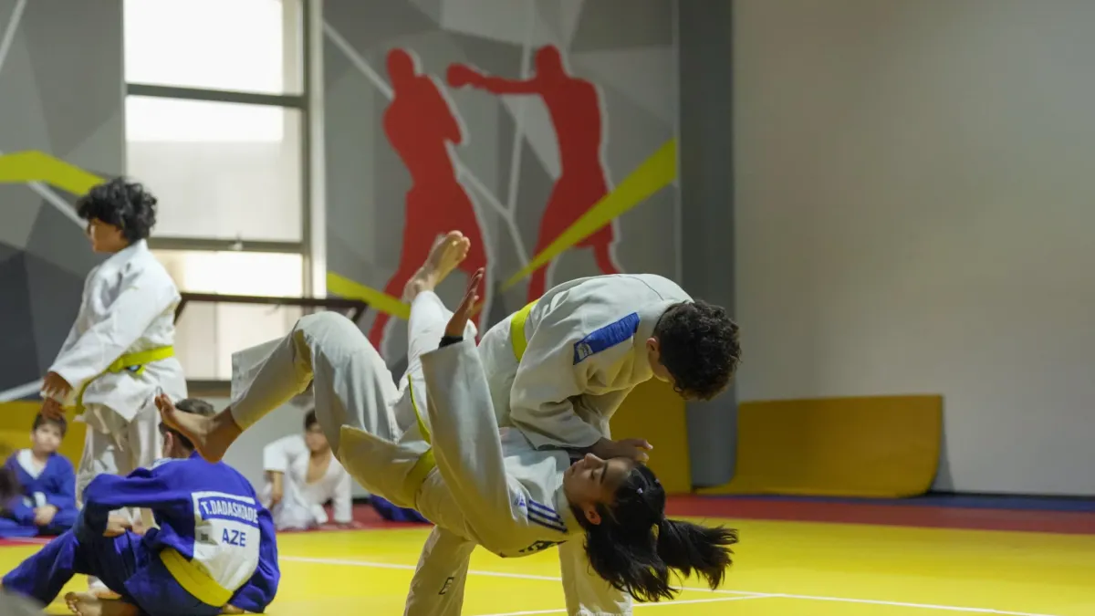 Cüdo idmançılarının Abşeron Olimpiya İdman Kompleksində kəmər imtahanı zamanı çıxışı