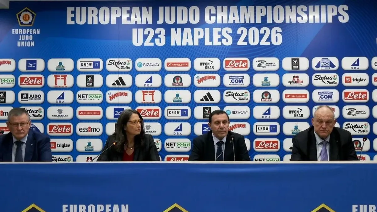 Neapolda U-23 Avropa çempionatının arenasında cüdo matçı üçün hazırlıq