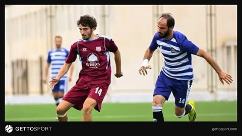 Azərbaycan İkinci Liqası oyununda futbolçular meydanda, hakimlər müşahidə edir