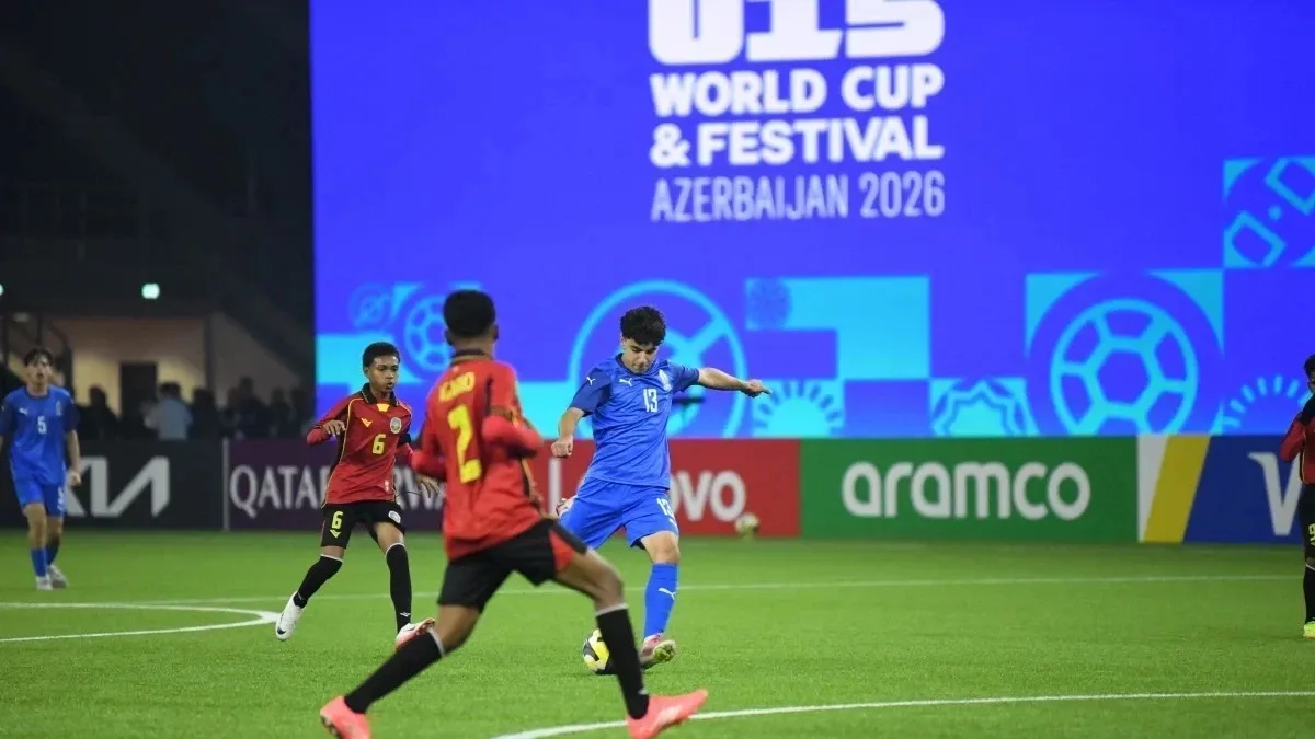U-15 dünya çempionatında tribunada skautlar və gənc futbolçular meydanda