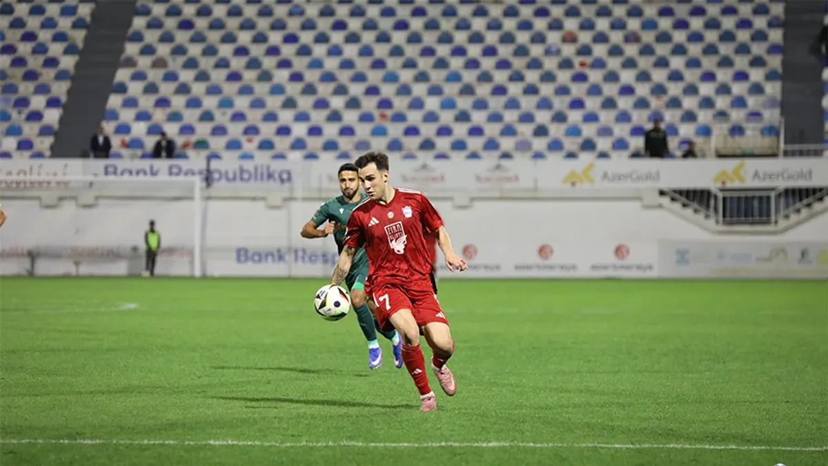 Futbol oyunu zamanı qapıya zərbə və komanda oyunçuları