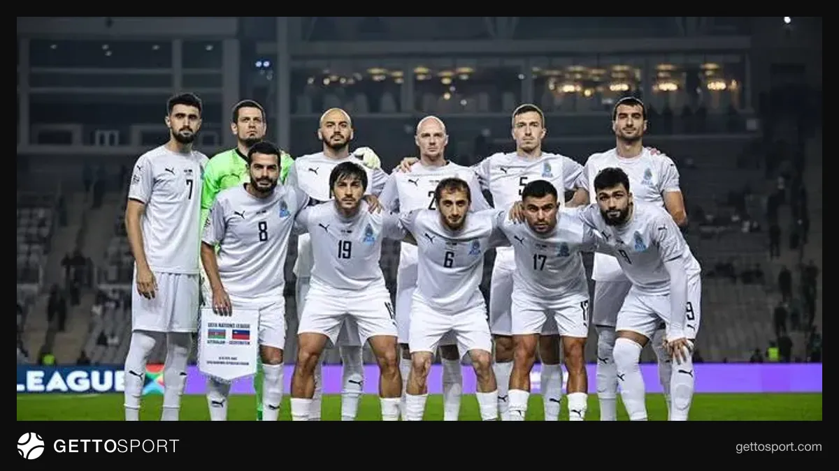 Azərbaycan millisinin oyunçuları stadionda bayraqla