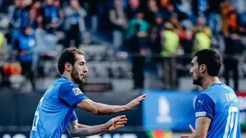 Azərbaycan millisinin oyunçuları qol kimi sevinc keçirir, Abdulla Xaybullayev qeyd edilir