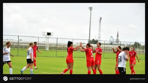 Azərbaycan qadın futbolçuları qələbəni qeyd edir