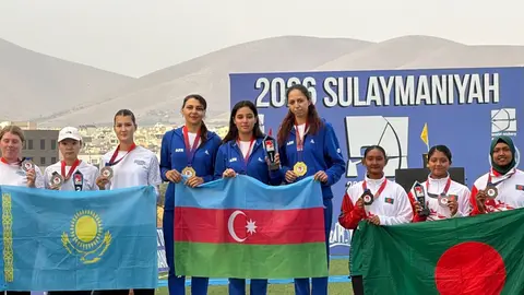 Azərbaycan qadın oxatana komandasının qalibiyyət anı, medallarla
