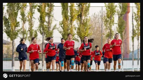 Azərbaycan qadın futbol millisinin oyunçuları məşqdə