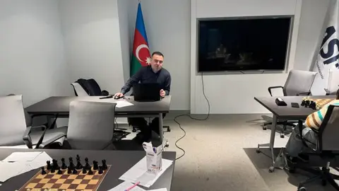 Qrossmeysterlər gənc şahmatçılara ustad dərsi keçirərkən