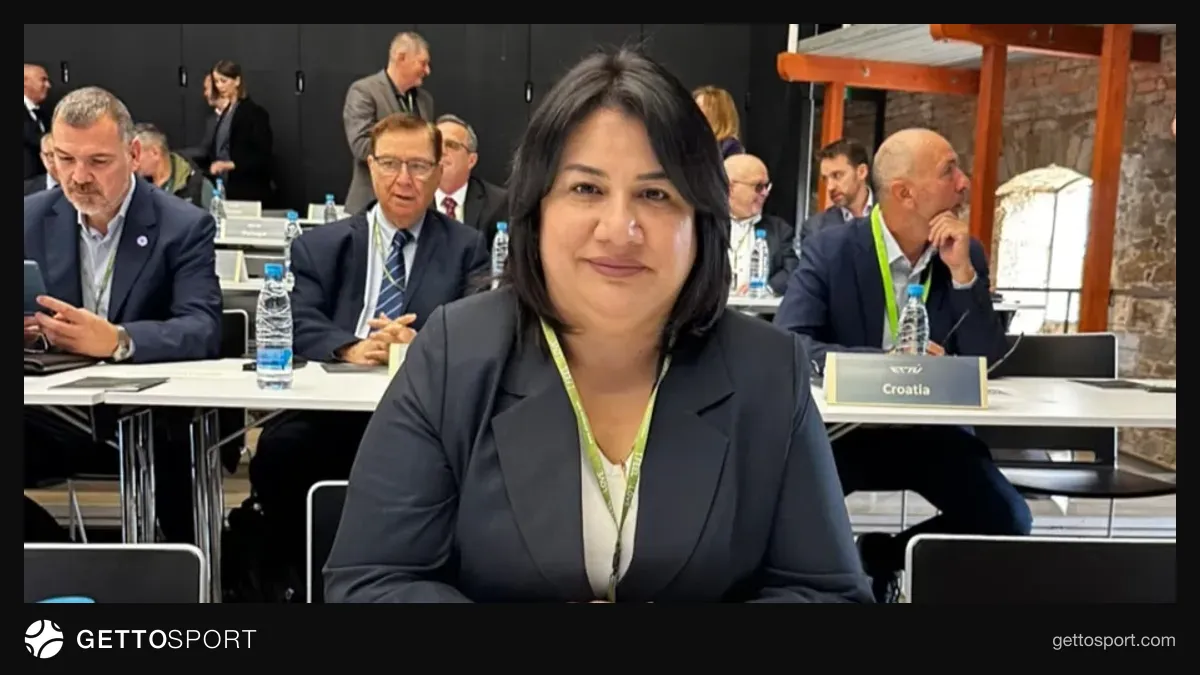 Konqres zalında çıxış edən iştirakçılar və Azərbaycan nümayəndəsi Könül Mikayılova