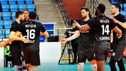 Voleybol meydançasında oyun anı, topa vuran oyunçu