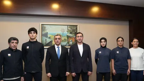 Taekvondo idmançıları və federasiya rəsmiləri görüş zamanı