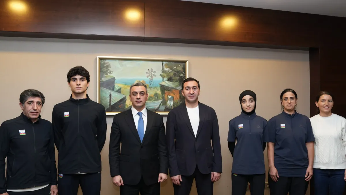 Taekvondo idmançıları və federasiya rəsmiləri görüş zamanı