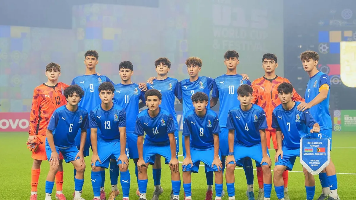 Azərbaycan U-15 komandası qələbəni qeyd edir, qapıçı Oktay penalti saxlayarkən