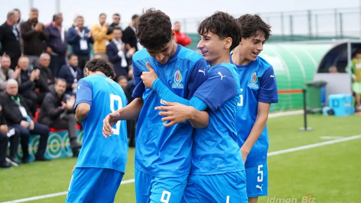 Azərbaycan U-15 millisi oyun üçün çıxış xətti və məşqçi Famil Xəlilov
