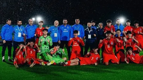 Azərbaycan U-15 millisi Cəbəllütariqə qarşı oyunda topa hücum edir