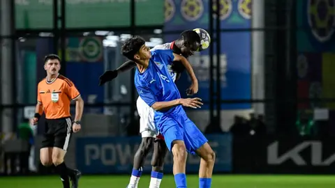 Azərbaycan U-15 millisinin oyunçuları meydanda, top və komanda formaları