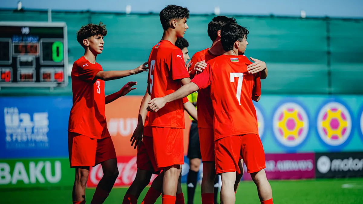 Azərbaycan U-15 millisinin oyunçuları və AFFA rəsmisi Vaqif Sadıqov