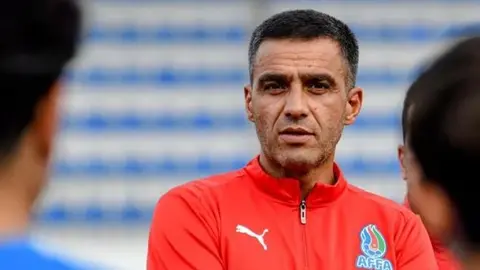 Azərbaycan U-15 millisi oyun zamanı və məşqçi Famil Xəlilov