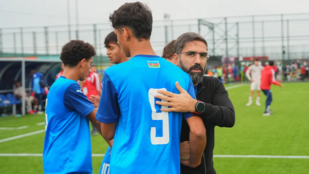 Azərbaycan U-15 millisi meydanda məşq və ya oyun zamanı
