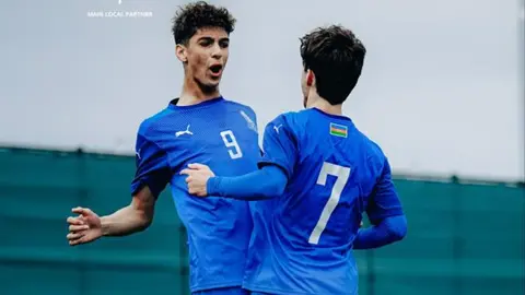 Azərbaycan U-15 futbol komandası oyun zamanı bayraqla