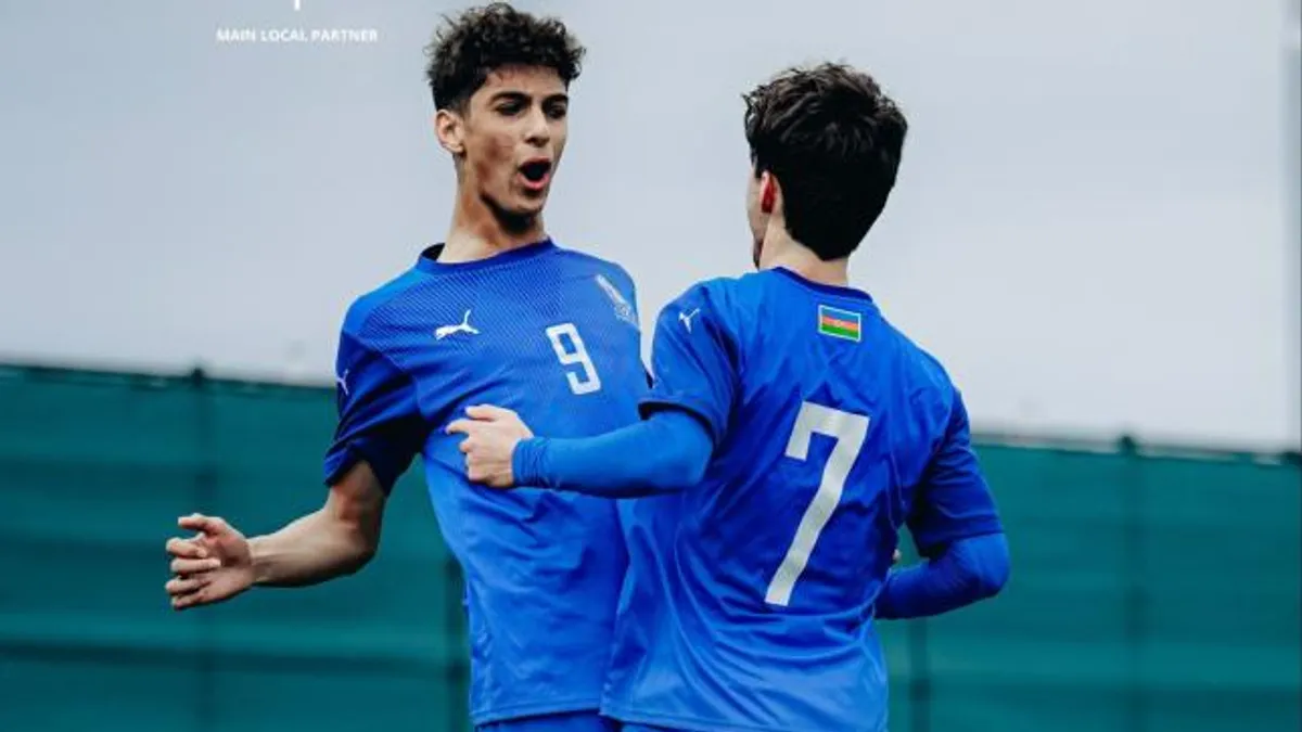 Azərbaycan U-15 futbol komandası oyun zamanı bayraqla