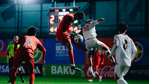 Azərbaycan U-15 millisi oyun zamanı meydanda mübarizə aparır