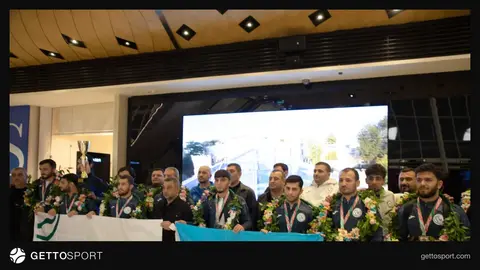 Heydər Əliyev hava limanında qarşılama mərasimində dayanmış Azərbaycan deflimpiyaçı güləşçiləri