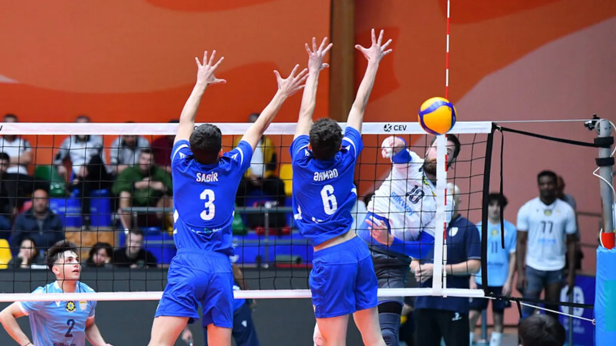 AZERRAIL komandası voleybol oyununda hücum anında