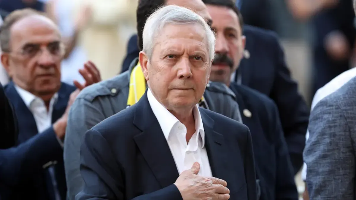 Aziz Yıldırım çıxış edərkən, Fənərbağça emblemli fon