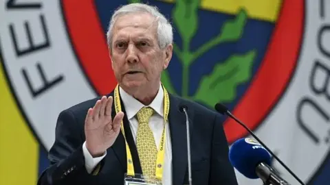Aziz Yıldırım konuşma yaparken mikrofon önünde