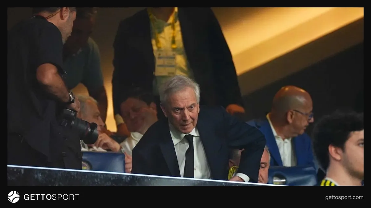 Tribünde protokolde oturan Aziz Yıldırım'ın maç sırasında staddan ayrılması