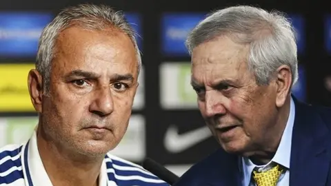 Aziz Yıldırım kürsüde konuşuyor, arka planda Fenerbahçe amblemi