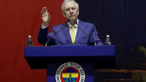 Aziz Yıldırım kürsüde konuşurken Fenerbahçe toplantısı