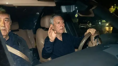 Aziz Yıldırım avtomobilin yanında, Samandıra Can Bartu bazası girişində