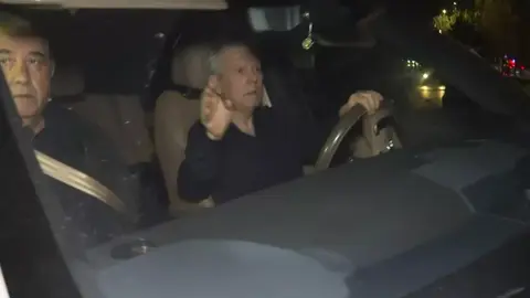 Samandıra Can Bartu Tesisleri çıkışında park halindeki araçların önünde yürüyen Aziz Yıldırım