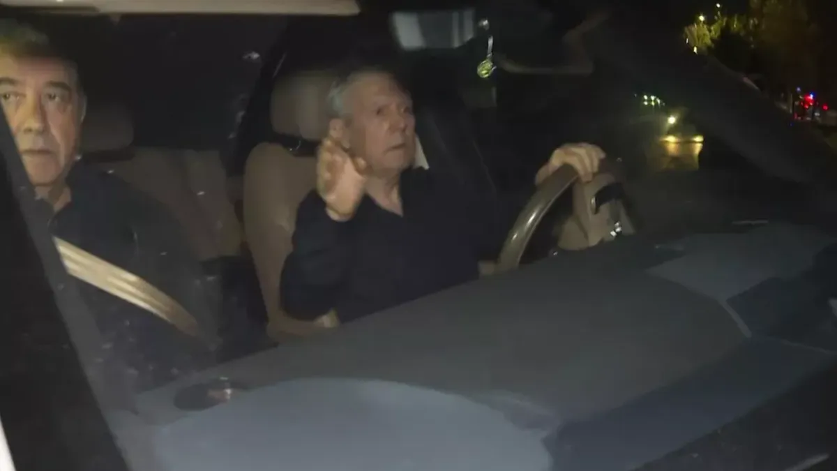 Samandıra Can Bartu Tesisleri çıkışında park halindeki araçların önünde yürüyen Aziz Yıldırım
