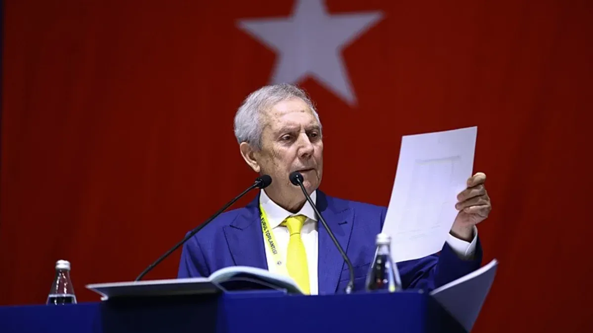 Aziz Yıldırım maç sırasında sinirli şekilde tribünde veya kenarda
