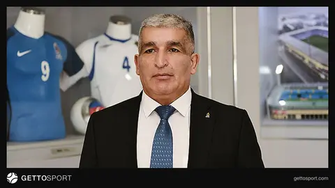 Babək Quliyev stadion kənarında və ya UEFA forması ilə