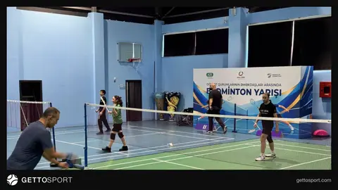 Badminton kortunda mükafatlandırılan dövlət qurumu nümayəndələri