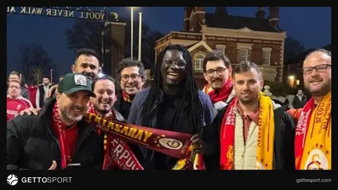 Bafetimbi Gomis Galatasaray formasıyla gol sevinci gösteriyor